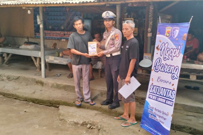 Satlantas Polres Lombok Barat Gelar Ngopi Bareng Sopir, Ajak Sopir Truk Wujudkan Kamseltibcar Lantas (3)