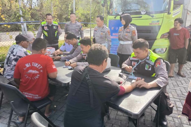 Polres Lombok Barat Gelar Bakti Kesehatan Gratis di Pelabuhan Gilimas Lembar