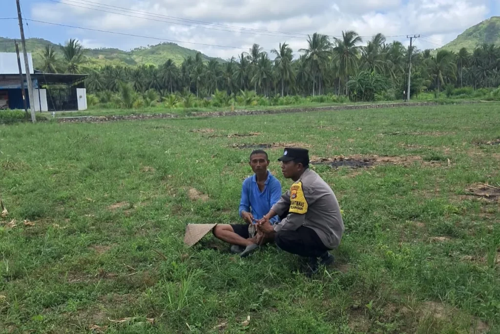 Bhabinkamtibmas Pelangan Gerakkan Warga Tanam Jagung untuk Ketahanan Pangan