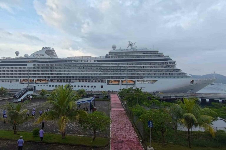 NTB Banjir Turis: Kapal Seven Seas Explorer Angkut Ratusan Wisman ke Gili Mas