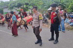 Demi Kelancaran Adat, Personel Polsek Sekotong Atur Arus Nyongkolan